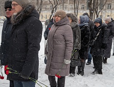 В День Героев России мэр Олег Имамеев и городские депутаты возложили цветы к памятнику Юрию Кузнецова