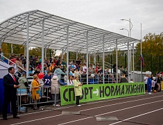 «Умную» спортивную площадку в Благовещенске открыли зарядкой и состязаниями