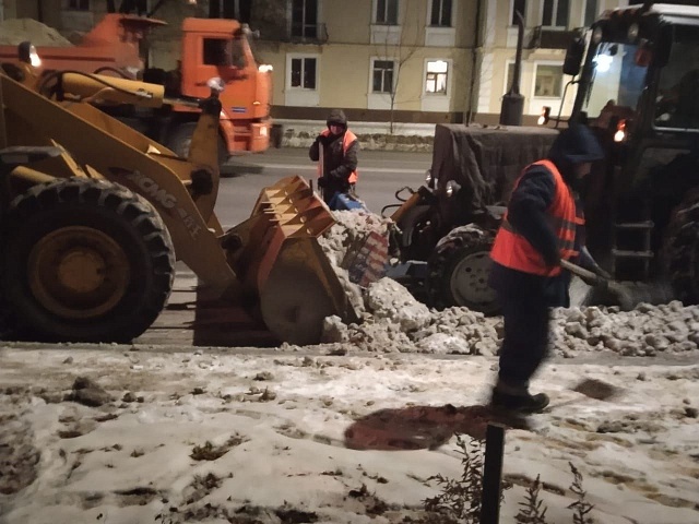 ГСТК за ночь очистил тротуары на Больничной, Красноармейской и Загородной