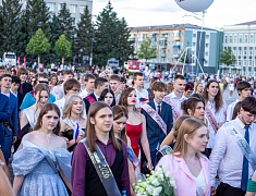 Почти 1200 благовещенских выпускников прошли в торжественном шествии по центру Благовещенска 