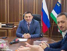 Мэр Олег Имамеев наградил победителей конкурса "Снежная открытка 2022" 