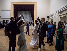 В Благовещенске в танце закружились более сотни студентов
