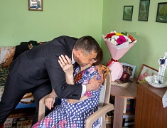 Мэр Благовещенска Олег Имамеев поздравил с наступающим Днем Победы Клару Верисоцкую