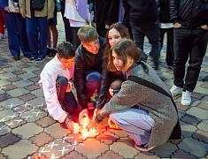 Более 400 благовещенцев на набережной Амура зажгли свечи в память о жертвах всех терактов 