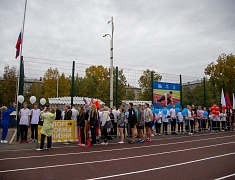 «Умную» спортивную площадку в Благовещенске открыли зарядкой и состязаниями