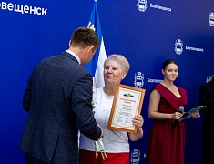 В Благовещенске работников торговли отметили Почетными грамотами