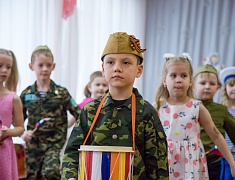 Ко Дню защитника Отечества в благовещенском детском саду подготовили выставку и спектакль для пап