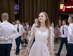 Больше 400 благовещенцев закружил кадетский бал