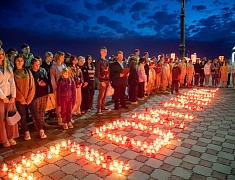 Более 400 благовещенцев на набережной Амура зажгли свечи в память о жертвах всех терактов 