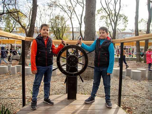 В амурской столице праздничной программой открыли сквер водников