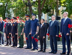 Цветы в память о подвиге советских солдат возложили в Благовещенске