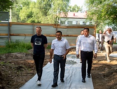 Ход работ в Ломоносовском сквере проинспектировал мэр Благовещенска Олег Имамеев