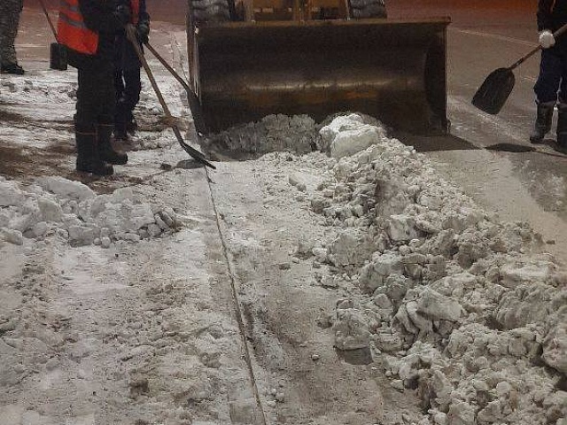 ГСТК посыпали дороги противогололедным материалом