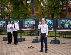 Олег Имамеев вручил благовещенским школьникам первые паспорта