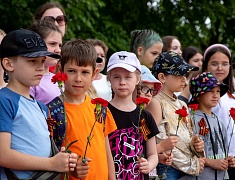 В День памяти и скорби благовещенцы возложили цветы к памятнику воинам-амурцам