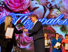 В Благовещенске за заслуги наградили более сотни педагогов