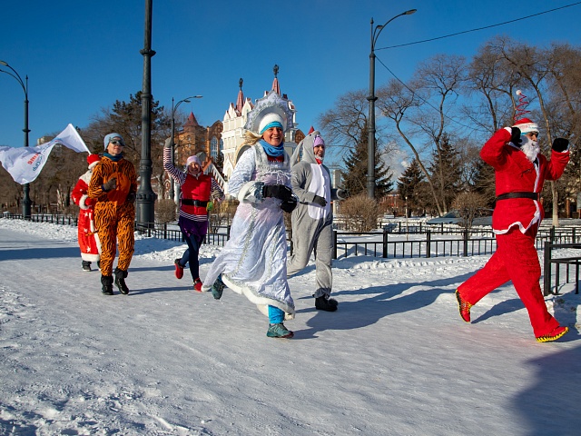 В Благовещенске состоялся новогодний забег в карнавальных костюмах