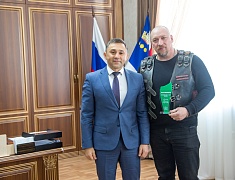 В Благовещенске чествовали известных благовещенцев — Елену Пастухову и Василия Семёнова. Они стали наставниками месяца