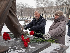 В День Героев России мэр Олег Имамеев и городские депутаты возложили цветы к памятнику Юрию Кузнецова