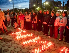 Более 400 благовещенцев на набережной Амура зажгли свечи в память о жертвах всех терактов 