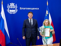 В Благовещенске работников торговли отметили Почетными грамотами