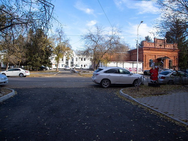 Во дворах Благовещенска за счет экономии средств обновляют проезды 