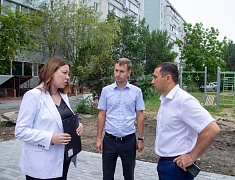 Мэр Олег Имамеев проконтролировал работы по благоустройству сквера водников и дворов 