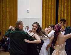 В Благовещенске в танце закружились более сотни студентов