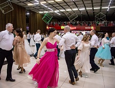 Больше 400 благовещенцев закружил кадетский бал