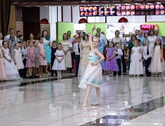 Больше 400 благовещенцев закружил кадетский бал