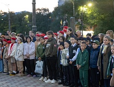 Более 400 благовещенцев на набережной Амура зажгли свечи в память о жертвах всех терактов 