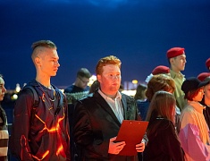 Более 400 благовещенцев на набережной Амура зажгли свечи в память о жертвах всех терактов 