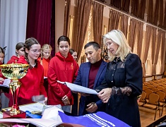 Мэр Благовещенска Олег Имамеев вручил кубок наставнику месяца