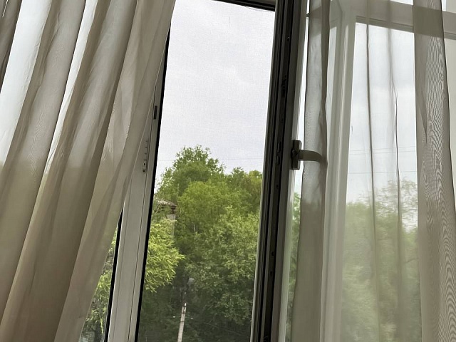 Москитная сетка не защитит от падения: благовещенцам напоминают о детской безопасности 