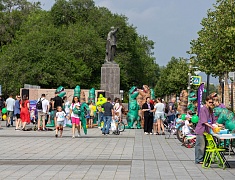 Динозавры пробежали по главной улице Благовещенска