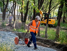 Ход работ в Ломоносовском сквере проинспектировал мэр Благовещенска Олег Имамеев
