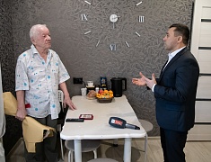 Мэр Олег Имамеев вручил юбилейную медаль "блокаднику" Валерию Великоборцу