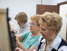 Сухой душ, носилки, сети и нашлемники изготавливают на «Фабрике для СВОих» в Благовещенске