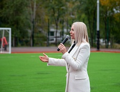 «Умную» спортивную площадку в Благовещенске открыли зарядкой и состязаниями