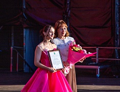Почти 1200 благовещенских выпускников прошли в торжественном шествии по центру Благовещенска 