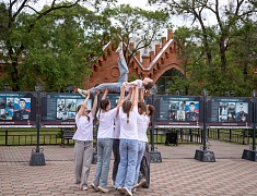 Олег Имамеев вручил благовещенским школьникам первые паспорта