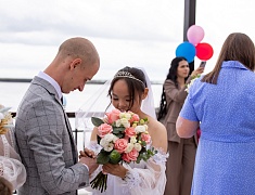 Коллективную свадьбу провели на берегу Зеи в Благовещенске