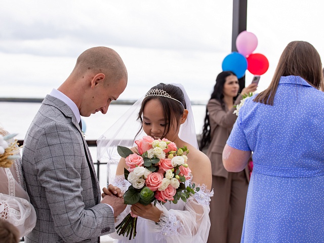 Коллективную свадьбу провели на берегу Зеи в Благовещенске