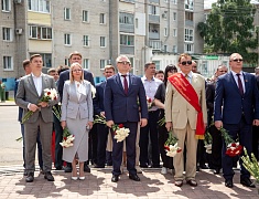 В Благовещенске прошли торжественные церемонии у памятников основателям города