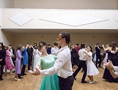 В Благовещенске в танце закружились более сотни студентов