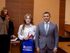 Городские школьники получили первые паспорта из рук мэра Олега Имамеева