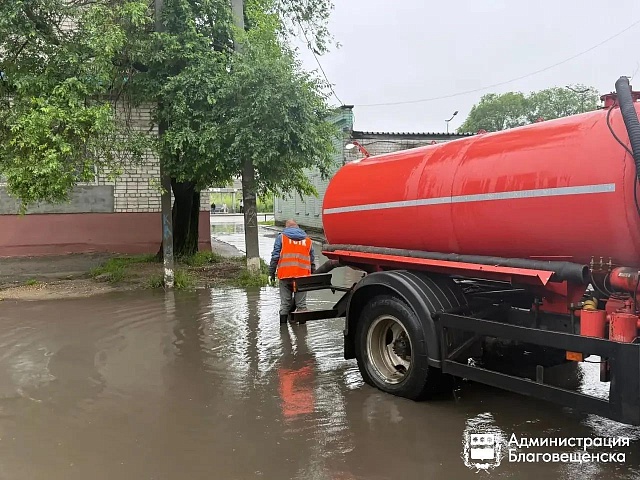 До 60 тысяч литров за смену: ГСТК откачивает воду с улиц Благовещенска
