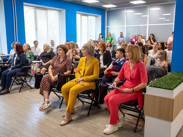 В областной библиотеке открыли выставку рисунков и подвели итоги конкурса «Нам дороги эти позабыть нельзя»