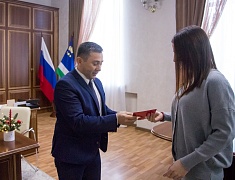 Мэр Олег Имамеев наградил благовещенок, спасших несколько человеческих жизней